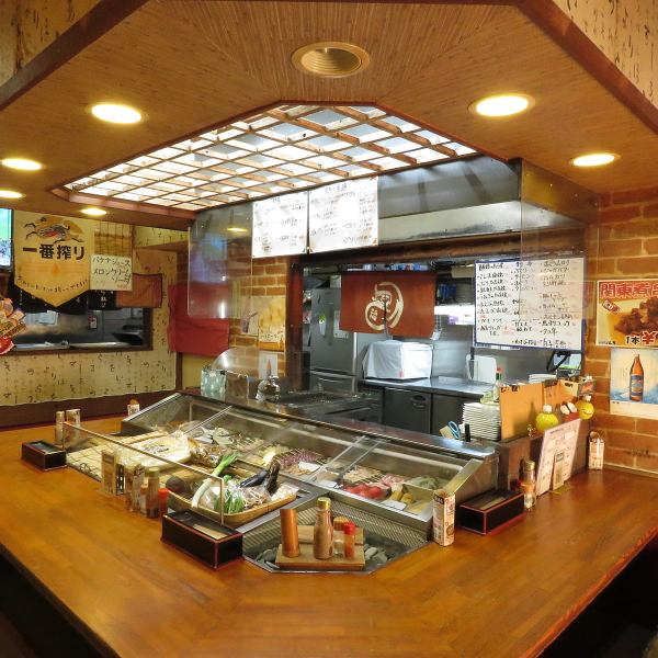 【風情溢れるカウンター】炉端を囲んだコの字型のカウンターは当店名物♪おひとり様でもお気軽にお楽しみいただけます。臨場感たっぷりのカウンターで自慢のお料理をお愉しみください。
