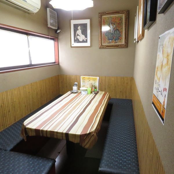 座敷席は、少人数の宴会にもご対応可能です！会社の歓送迎会や打ち上げなどのご利用に最適です◎お一人様でのご来店も大歓迎です。個室はご予約がお勧めです。お気軽にお越しください。
