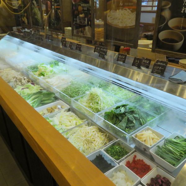 NEW!自助餐區重新開放!!40種飲料吧可以通過觸摸屏輕鬆操作，冰吧共有12種，蔬菜種類也有30多種。