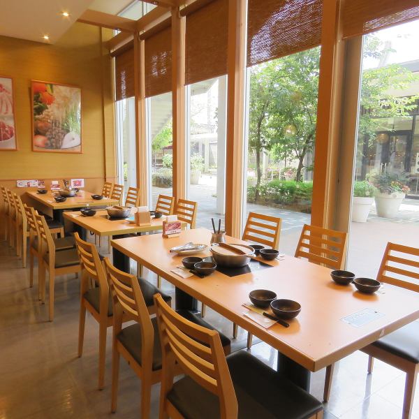 あかるく広々とした店内でごゆっくりお過ごしください。