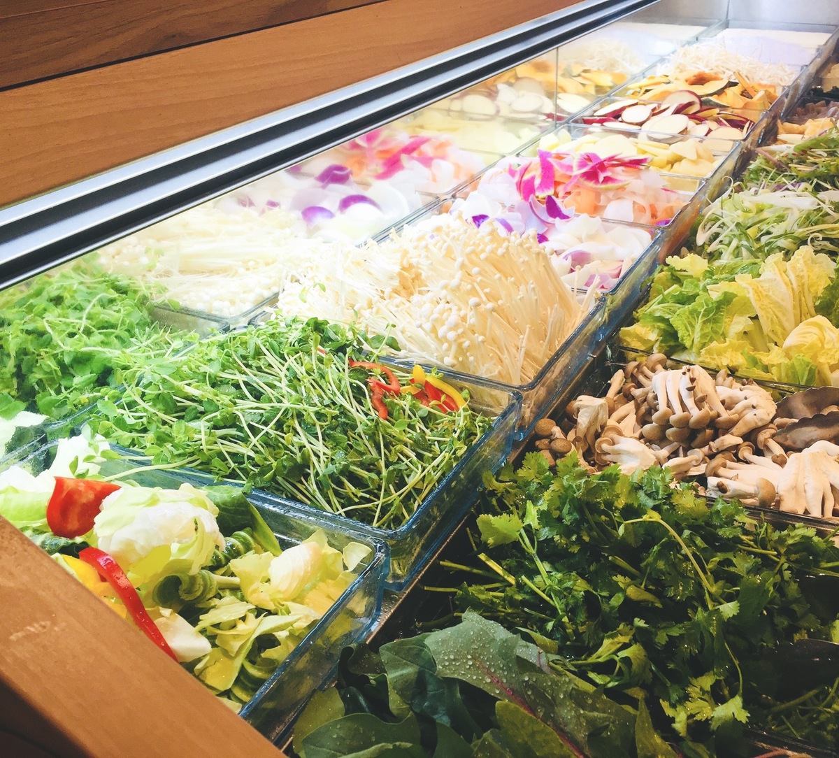 新鮮国産野菜も食べ放題！毎日店内でカットしています！常時20種類以上。