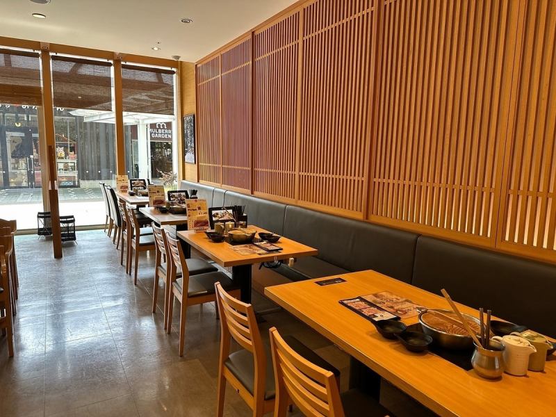 We have a variety of seating options available to suit the number of guests.Perfect for a variety of occasions, whether with family, friends, or colleagues! Enjoy shabu-shabu and sukiyaki in a clean, open space.Enjoying hotpot with everyone will make you feel happy♪ Please contact the restaurant for inquiries about seating etc.