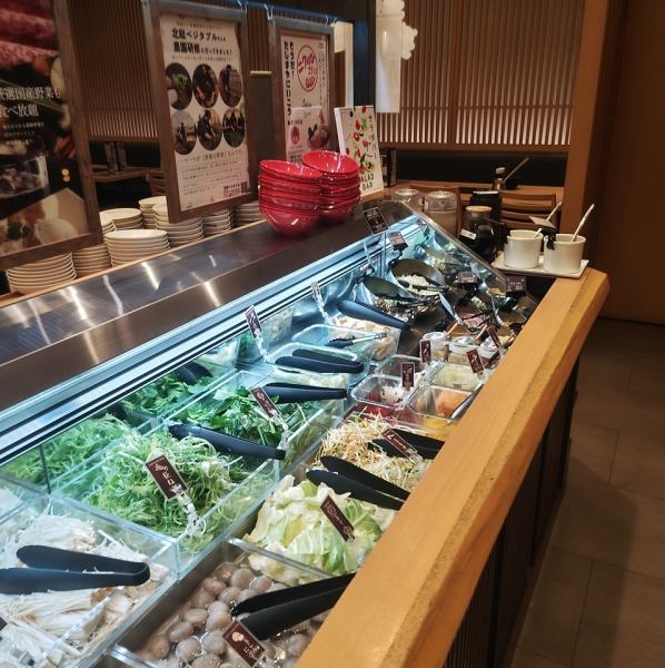 NEW！ビュッフェコーナー  リニューアルオープン!!  40種類バリエーションのドリンクバーはタッチパネルで簡単操作、プレミアムティーバーも新登場！8種類の紅茶が勢ぞろい！アイスバーは全部で12種類、フードバーは開放感があって魅力的に大変身！ディナータイムは【サラダバー】も登場！まずはサラダ、サラダの大人気！