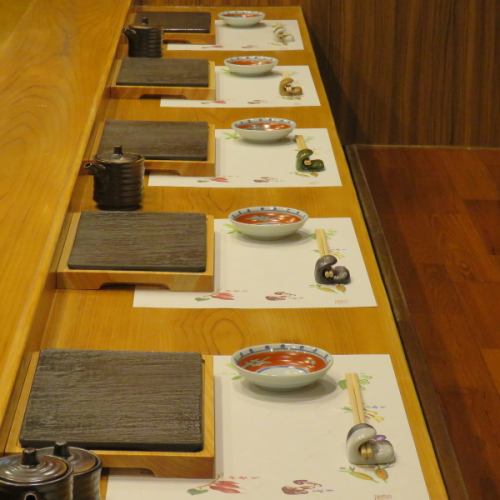 The counter seats bring out the flavor of the food even more♪