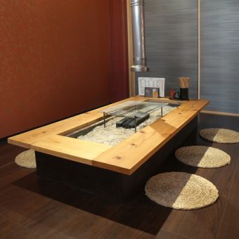 当店では、プライベート感を大切にした個室席をご用意しております。デートや大切な方との特別な時間にぴったりの空間です。落ち着いた雰囲気の中で、炉端焼きや新鮮な海の幸を心ゆくまでご堪能いただけます。周囲を気にせず、ゆったりとしたひとときをお楽しみください。