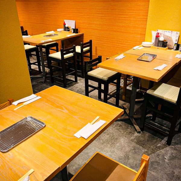 2Fテーブル席各種は人数によって、席レイアウトを自由自在に変更可能♪様々なシーンで活躍します!!仕事終わりのサク飲み/女子会/誕生日/二次会/三次会/宴会/歓送迎会