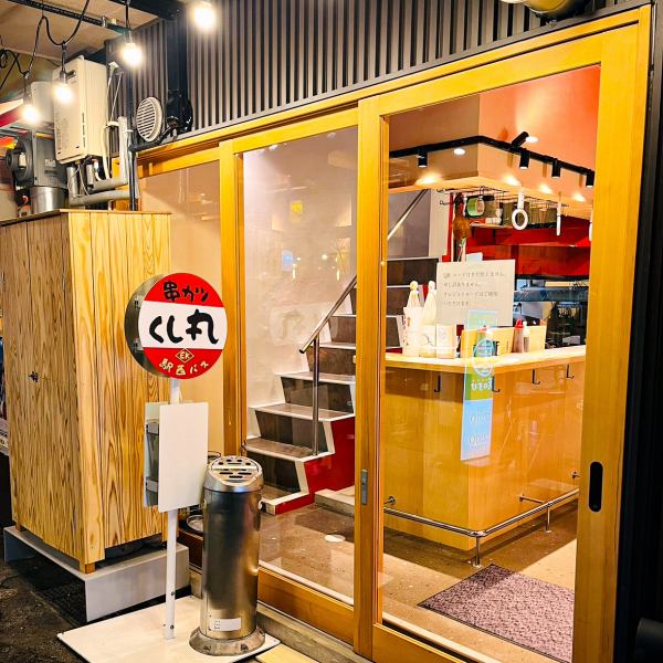 立ち飲みから気軽に立ち寄れる立ち飲みカウンター席は、お一人様でのご利用にも最適です。お仕事帰りにふらっと立ち寄り、お気軽にご来店いただけます。店主との会話も楽しめる特等席でのお酒は格別。