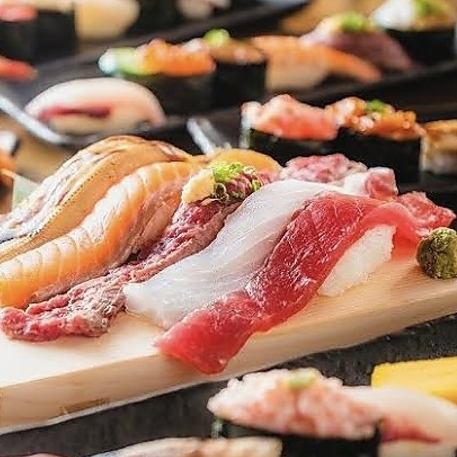 肉類壽司、新鮮海鮮、烤雞肉串等的無限暢飲套餐2,980日圓起。