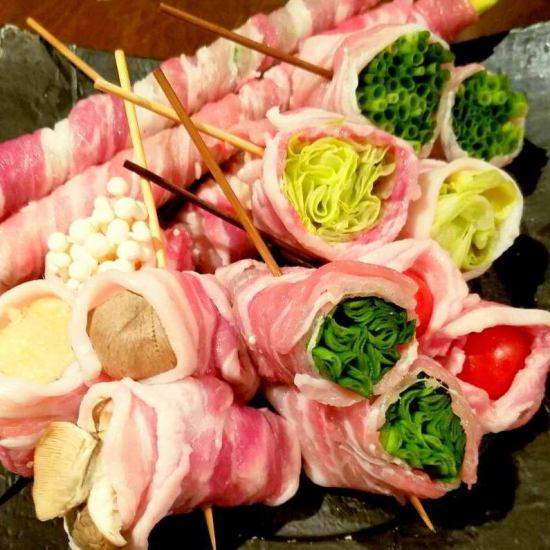 皆大好き豚バラで野菜を包んだ【野菜巻き串】は340円(税込)～！