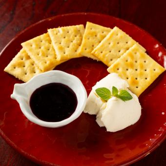 자오 크림 치즈 ~ 블루베리 소스 · 크래커 포함 ~