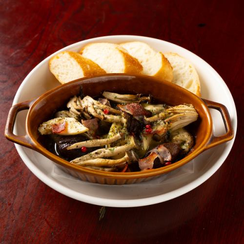 カキ貝と木の子のアヒージョ ～バケット添え～