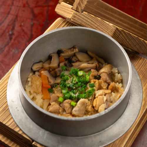 鶏五目釜飯/牛すじ釜飯　各