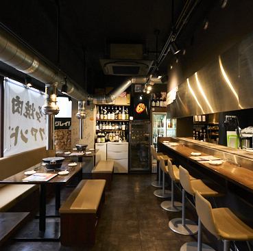 木目調のお洒落な空間、隠れ家のような店内は特に２～６名様の少人数様グループにご好評です♪またライブ感抜群、スタッフとの会話も楽しめるカウンター席は一人焼肉やお肉好きカップルのデートに人気のお席！
