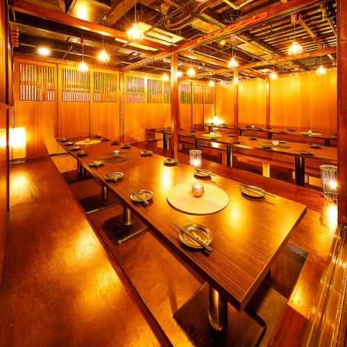 10/20/30名様用など宴会個室多数完備しております！どちらのお席も広々とした造りとなっておりますので周りを気にせずまったりとお楽しみいただけます♪お席についてのご質問ご要望はお気軽にお問い合わせください♪（新橋 個室 居酒屋 飲み放題 地鶏 焼き鳥 宴会 女子会 接待）