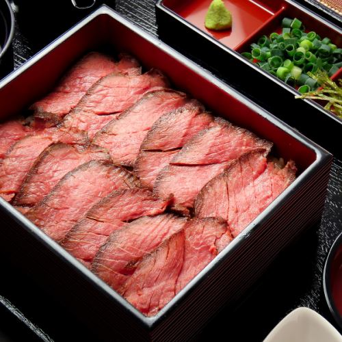 【うなぎ以外も絶品！】お肉の旨味とタレの相性抜群のローストビーフ重♪