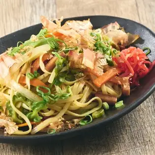 冲绳风味炒面,用日式高汤和盐调味。