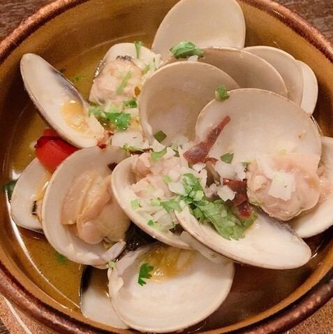 Steamed clams and tomatoes with tequila