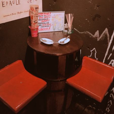 Half table made of wine barrel! According to the 1st case, you can use it anytime, depending on the second one of those who do not have enough drinks ♪