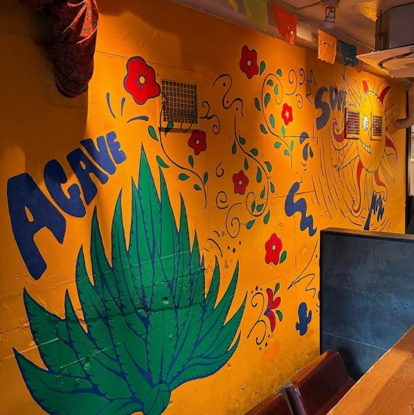 オレンジの淡い光が照らすお洒落な雰囲気の店内は、女性にも大人気。デートで来てワインを傾ける大人な時間を楽しめます♪  #自由が丘・貸切・宴会・女子会・誕生日・記念日