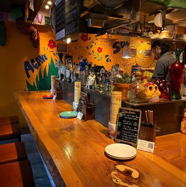 オープンキッチンのカウンター席は、一人で来ても楽しめるアットホームな空間♪お料理を作るところも見れちゃいます！ #自由が丘・貸切・宴会・女子会・誕生日・記念日