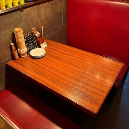 4인용 테이블석에서는 여자회나 쁘띠 마시기회 등에 추천! 오렌지의 부드러운 등불이 감싸는 공간과 소파석으로 아늑한