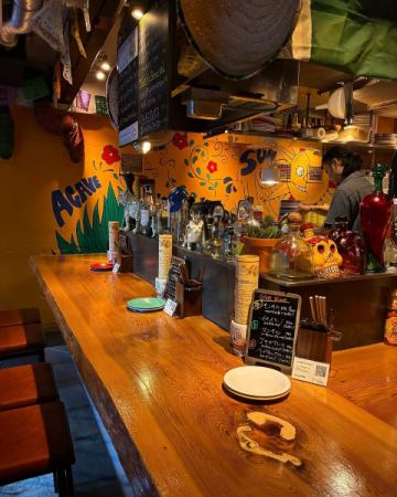 오픈 키친 카운터 좌석은 혼자 와도 즐길 수있는 편안한 공간입니다! 상쾌한 점원과 대화를 즐기거나 요리를 만드는 곳도 볼 수 있습니다!