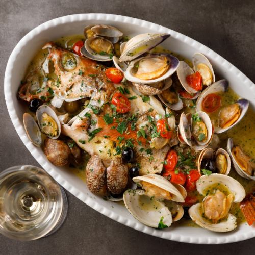 Carefully selected shellfish steamed in white wine