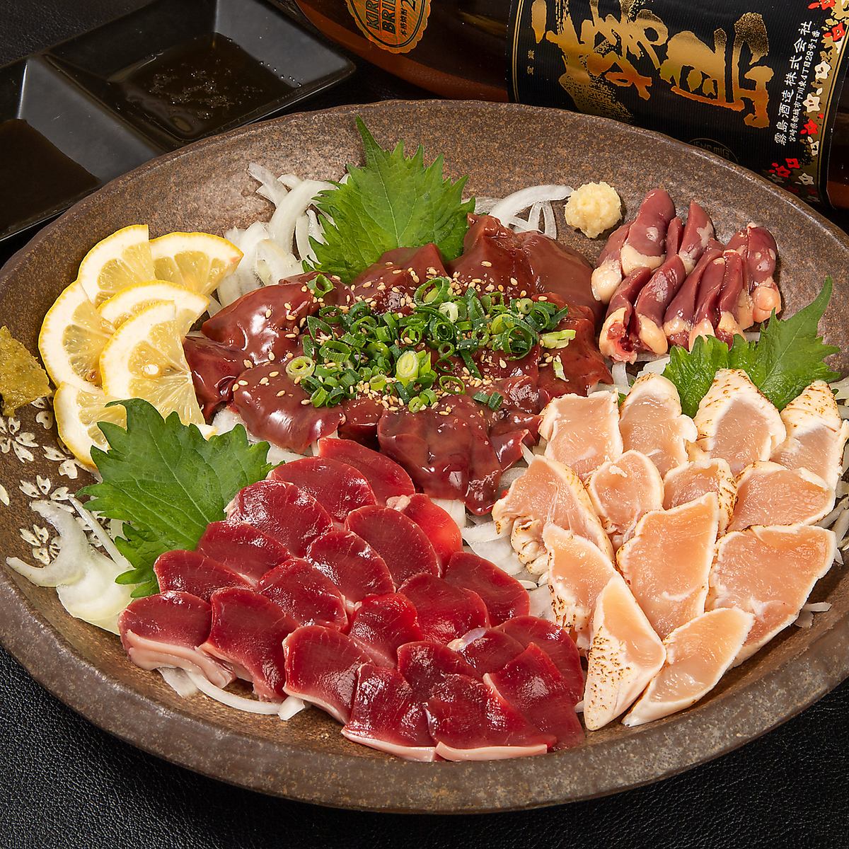 We offer exquisite chicken sashimi, motsu nabe, and yakitori!