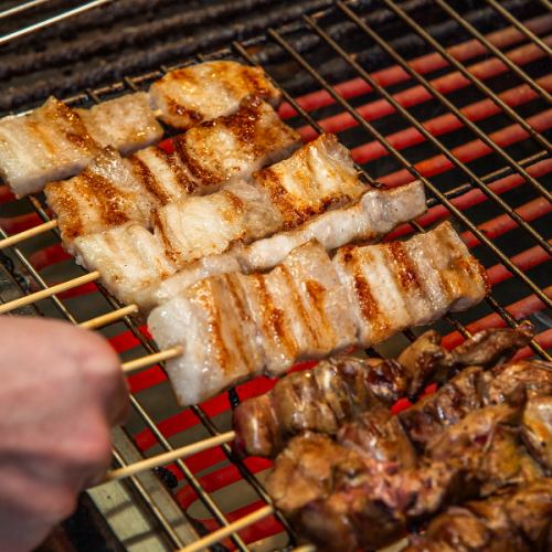 Each piece of Abarenbo's yakitori is carefully and sincerely skewered from 100 yen (tax included) per piece.