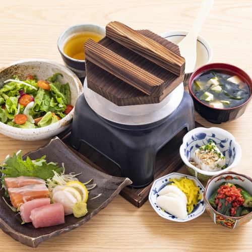 僅限午餐。五種可選的釜飯套餐。2500日元。