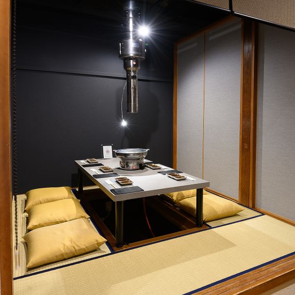 [Floor can be rented out exclusively] On the second floor, we have three private tatami rooms that can seat 4-6 people, perfect for families with children.By removing the roller curtain partition, the room can be used for gatherings of up to 18 people.We look forward to your visit.