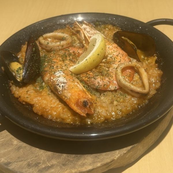 シーフードパエリア 「魚介の旨味が米に染み渡る至福の一品」魚介の旨味が詰まった地中海の風を感じる一皿