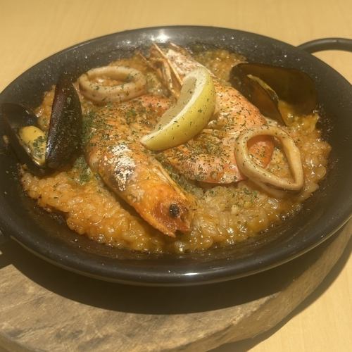 シーフードパエリア 「魚介の旨味が米に染み渡る至福の一品」魚介の旨味が詰まった地中海の風を感じる一皿