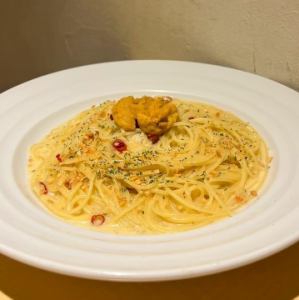 Spicy garlic cream with raw sea urchin