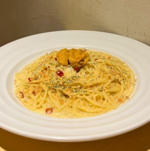 Spicy garlic cream with raw sea urchin