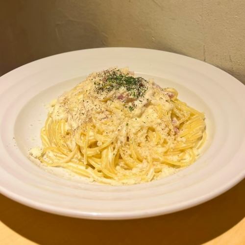 Rich and simple carbonara with roasted bacon