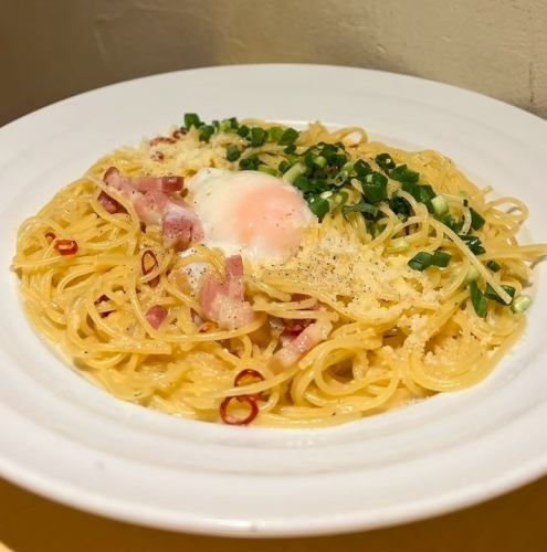 Spicy carbonara with soft-boiled egg and garlic