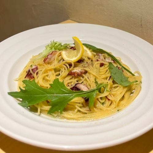 The scent of the sea! Octopus and fried garlic peperoncino