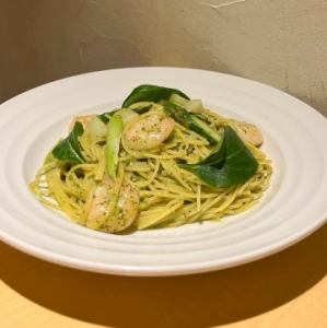 Basil-scented spaghetti pesto