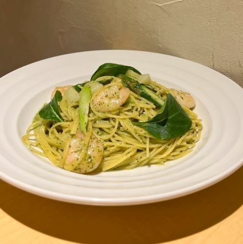 Basil-scented spaghetti pesto
