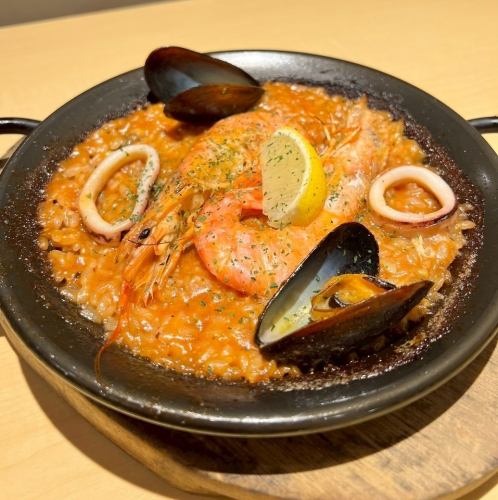 海鮮飯 「一道令人愉悅的菜餚,鮮美的海鮮風味完全融入米飯中」 這道菜充滿了濃鬱的海鮮風味,帶您領略地中海風情。