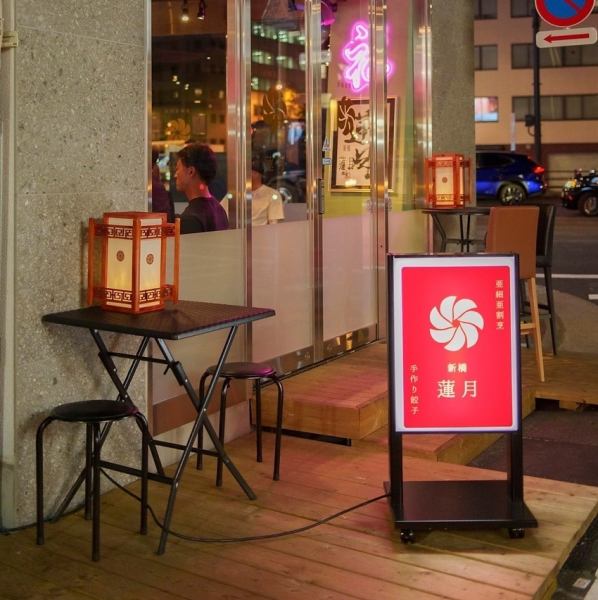 週末23：30以降のバータイム営業では、メニューだけでなく照明や店内の雰囲気も一変。薄明るいムードある照明と光るネオンが独特の空気感に心が躍ります。新橋の喧騒から離れ、心から落ち着ける空間で美味しいお酒と唯一無二なお料理をお楽しみください。