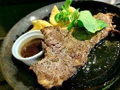 [Australian beef sirloin steak] Finished in the oven to lock in the deliciousness♪