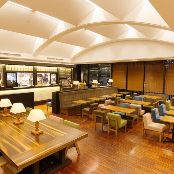 A 3-minute walk from Ochanomizu Station, Shin-Ochanomizu Station, and Awajicho Station, our shop has excellent access.There are 50 seats in total, with a high ceiling and an open atmosphere.It is ideal for private use and can be used for up to 60 people, so it can be used for a variety of parties, from welcome and farewell parties and social gatherings, to company banquets and wedding receptions. Also great for parties.