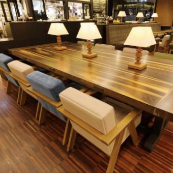 【Table for 10 people】 We have large table seats that can seat up to 10 people.Feel free to use a medium-sized banquet, a date or a chat with a friend.