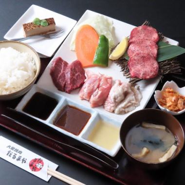 我們提供豐盛的午餐套餐！您還可以自己添加米飯！您還可以額外支付 110 日元（含稅）來添加更多飲料！