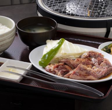 We offer a hearty lunch set meal! Refills of rice/large servings are free! You can add a drink for an additional 100 yen!
