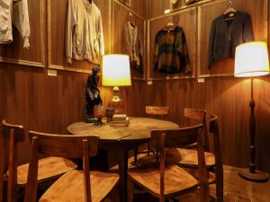 A truly "adult's hideaway" with many vintage wears.Currently, it is available only for VIP members.