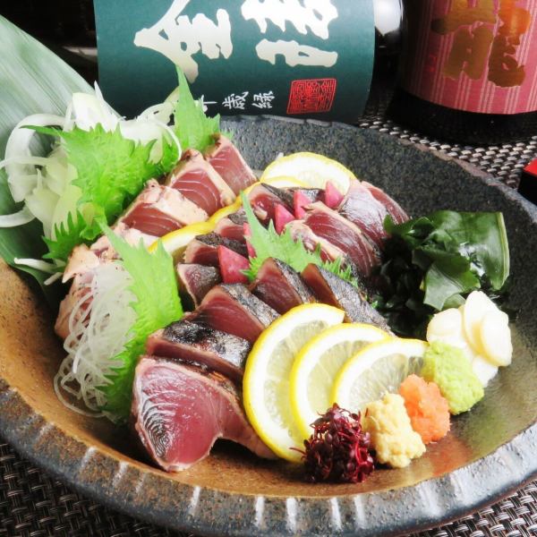 絶品！藁焼き鰹のたたき☆人気No.1の看板メニュー♪藁で一気に焼き上げ旨味を凝縮！単品料理＆コースで堪能
