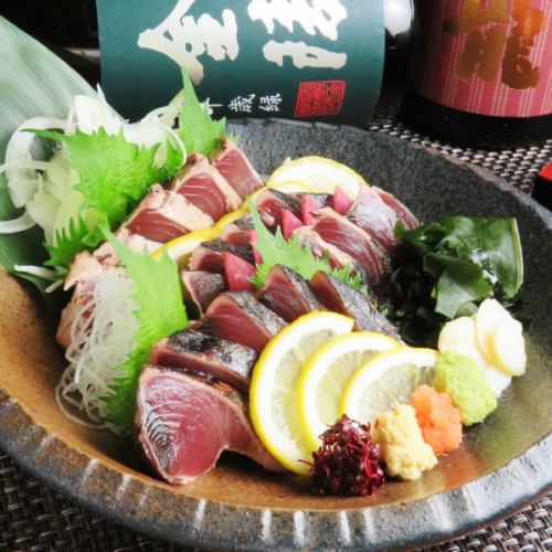 美味！稻草烤鰹魚刺身☆ 本店最受歡迎的招牌菜♪ 用稻草快速烤製，濃縮風味！可單獨享用，也可作為套餐的一部分。